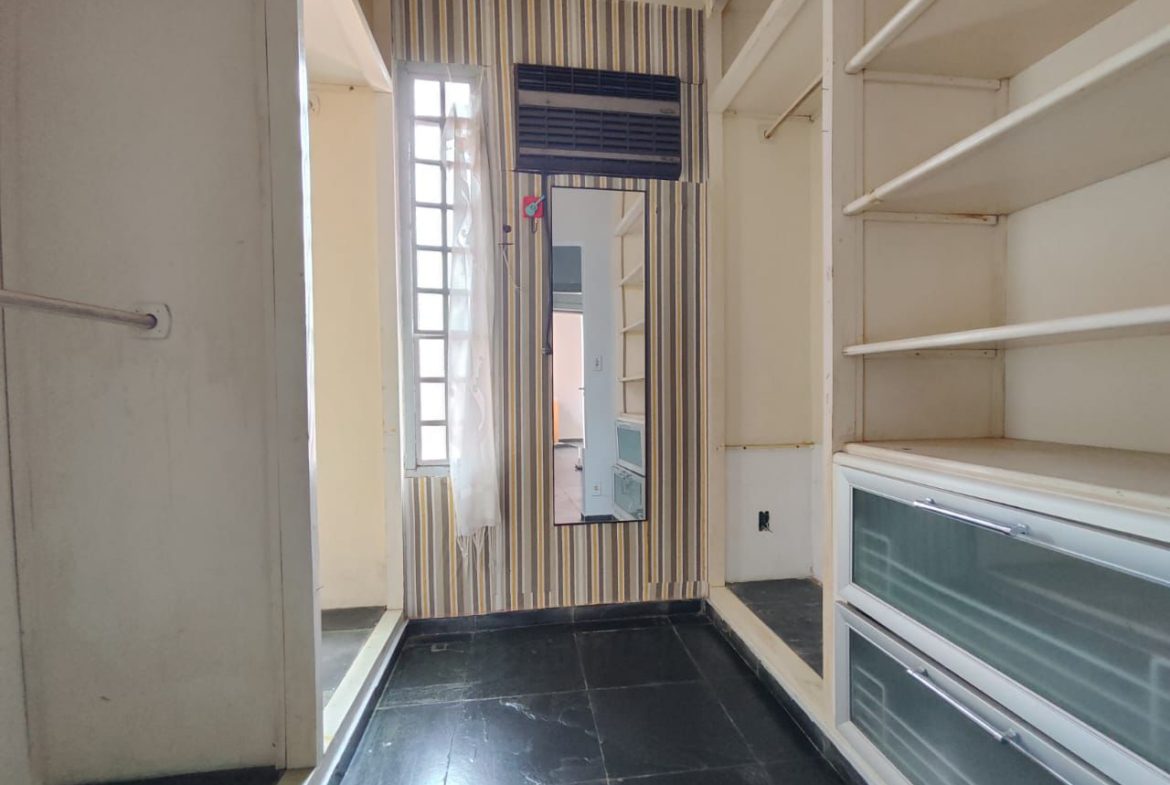 Quarto com armários embutidos e janela