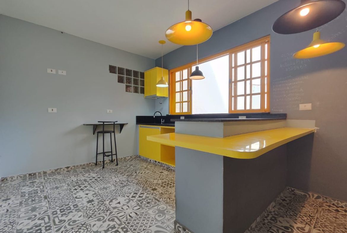 Cozinha com armários e bancada