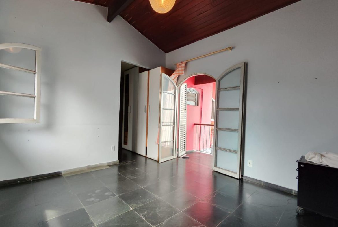 Sala interna com acesso aos demais ambientes