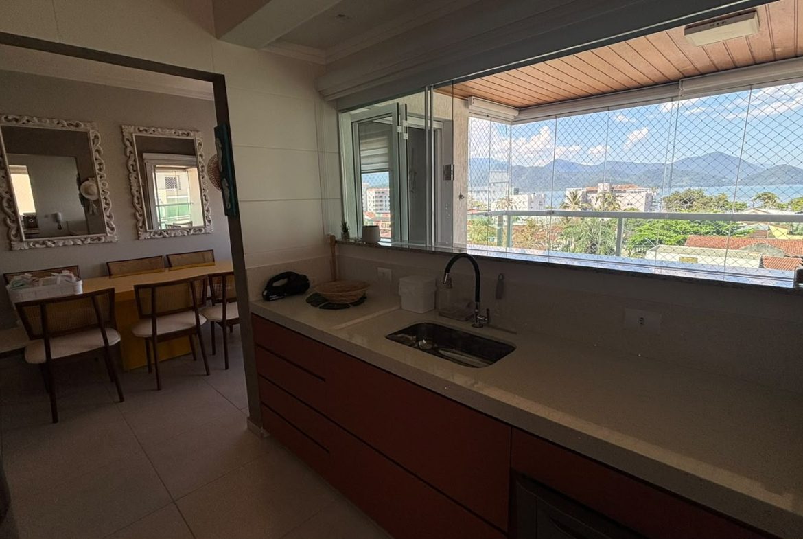 Bancada da cozinha com vista para o mar