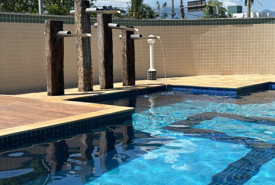 Piscina adulto do condomínio