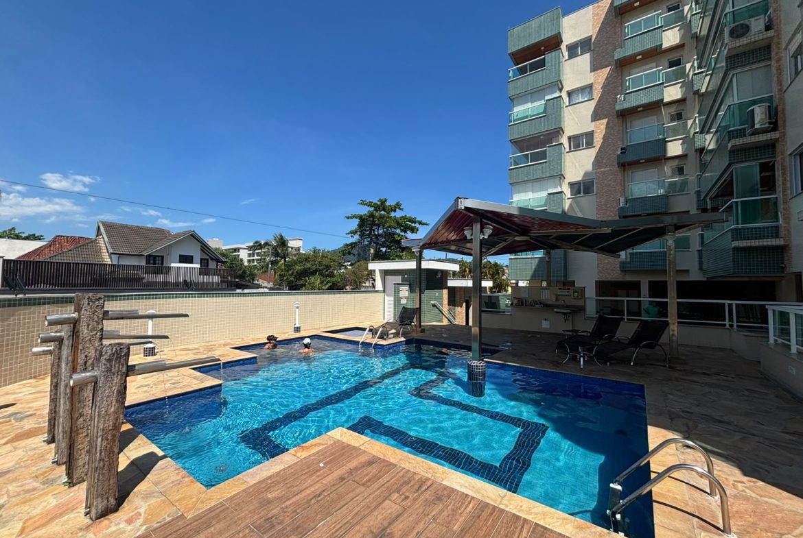Área de piscinas do condomínio no Itaguá