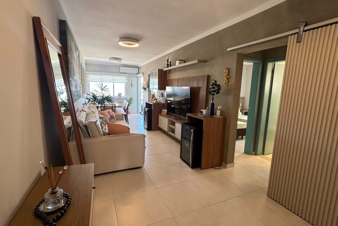 Sala de estar do apartamento mobiliado no Itaguá