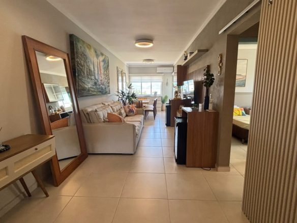 Sala integrada à área gourmet do apartamento no Itaguá
