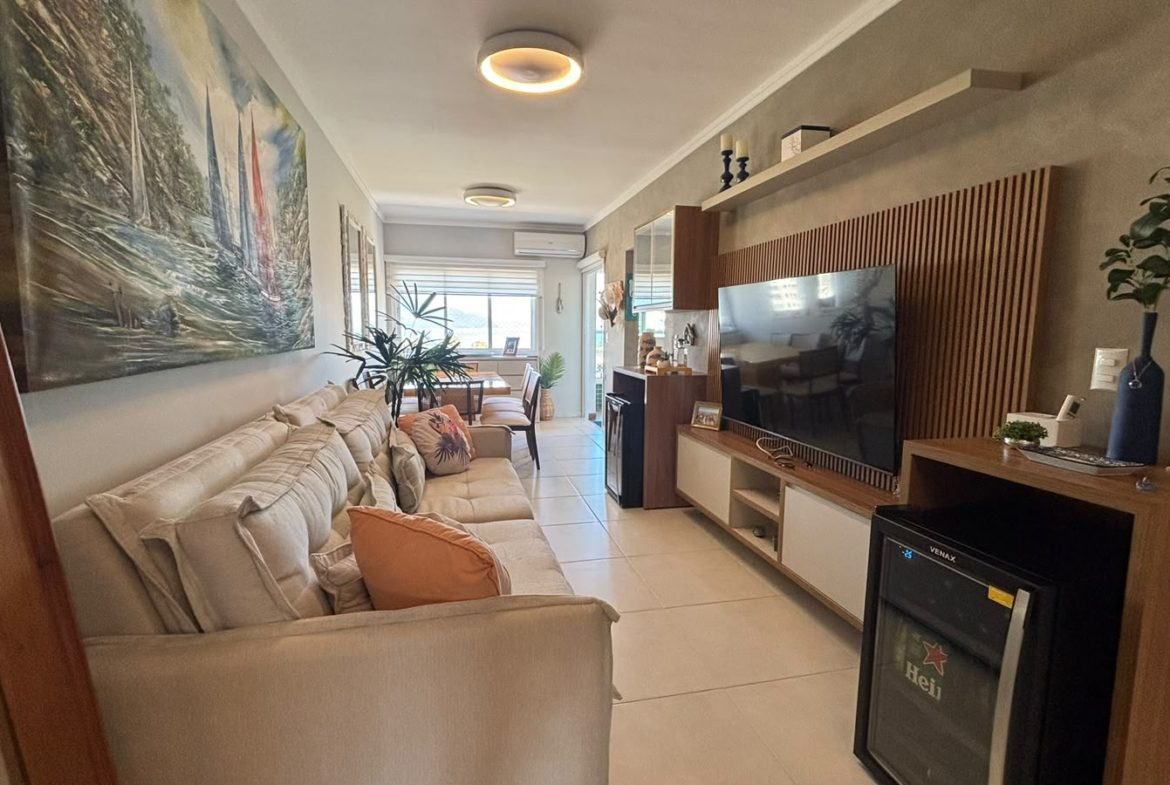 Sala integrada à área gourmet do apartamento no Itaguá