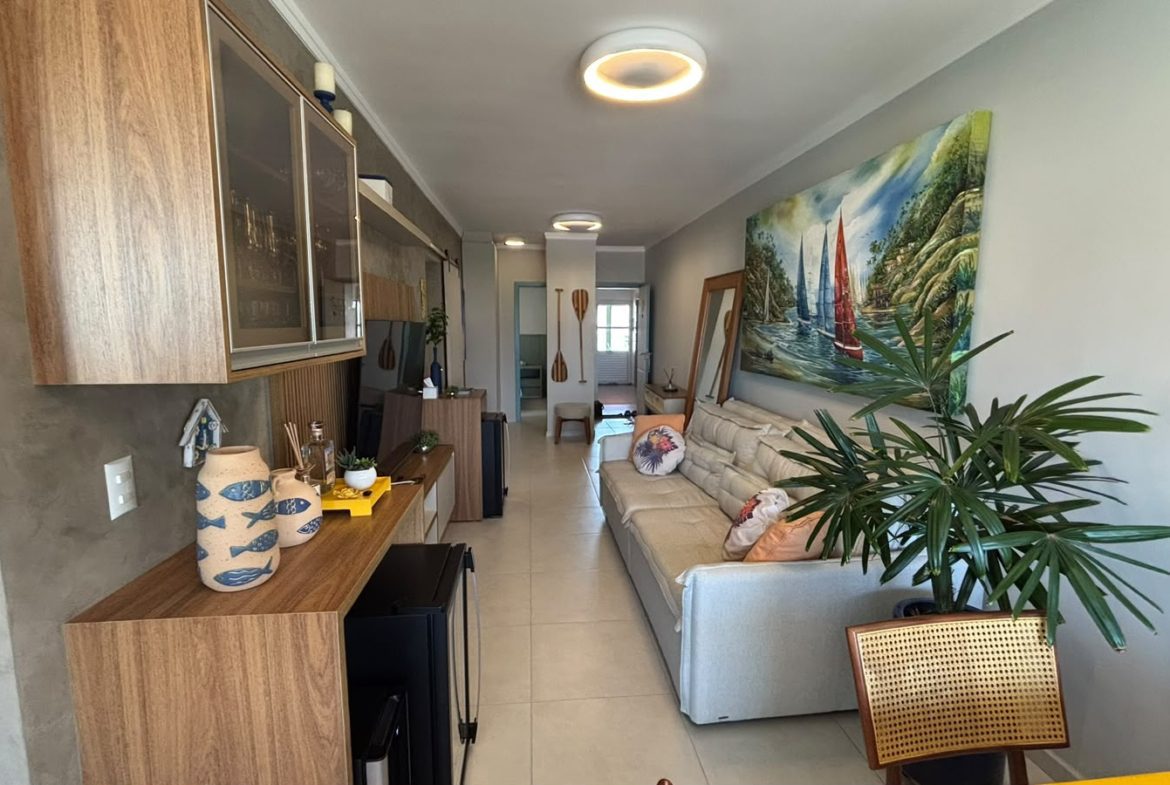 Sala mobiliada com acesso à cozinha