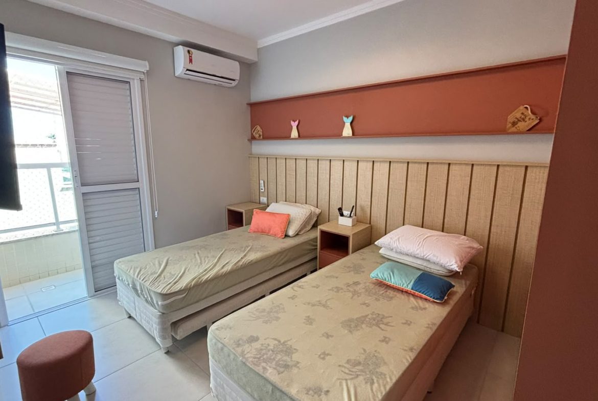 Dormitório com cama e armários