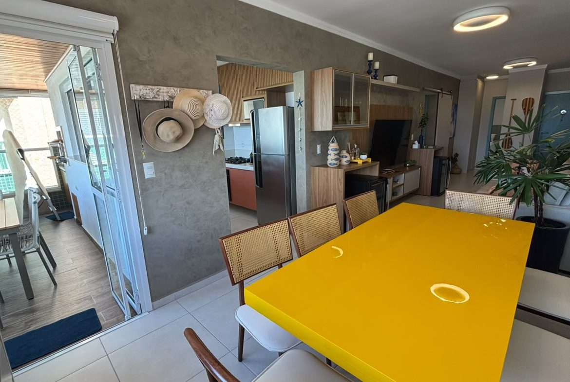 Área de jantar com mesa e cozinha integrada