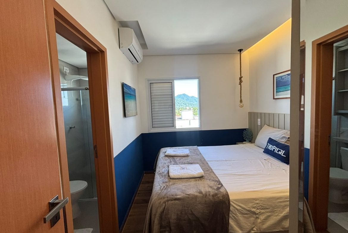 Dormitório com móveis planejados no apartamento
