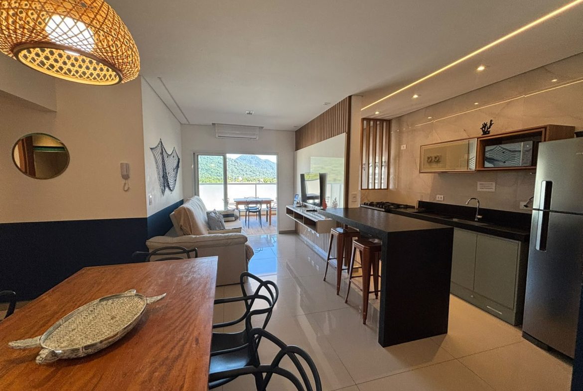 Área de jantar integrada à cozinha do apartamento