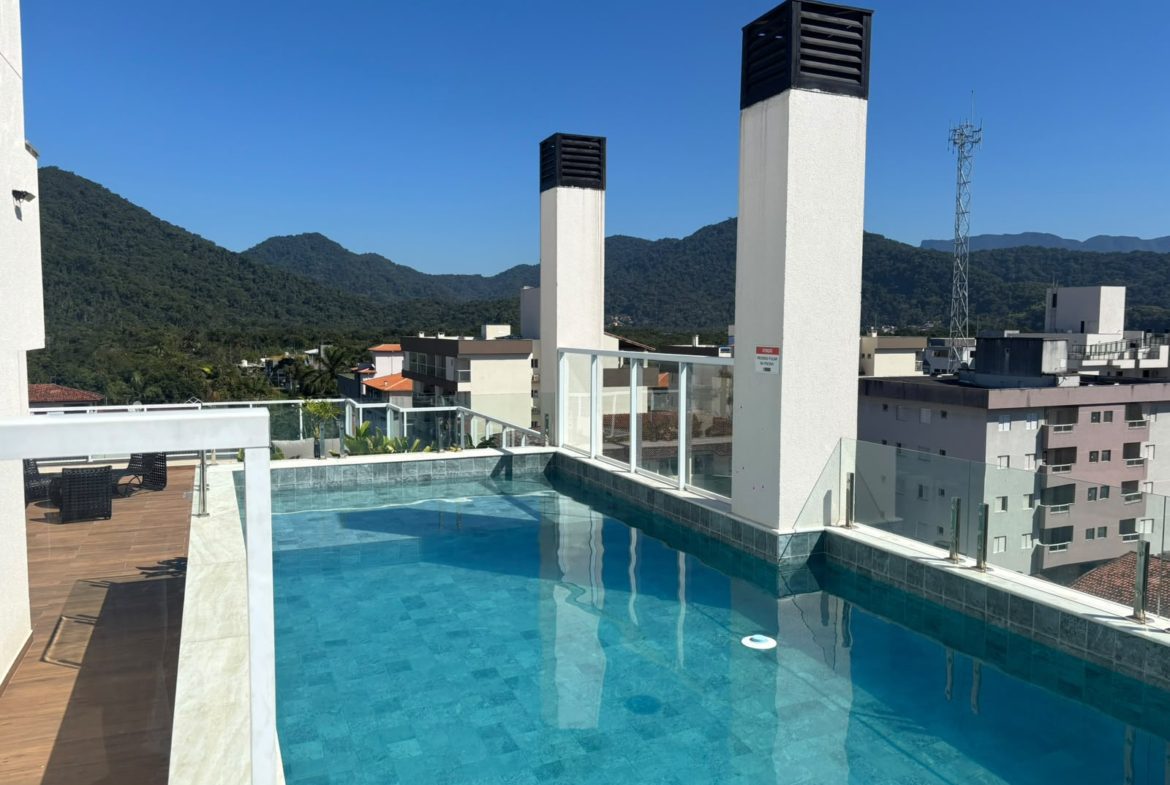 Piscina no rooftop do condomínio no Itaguá