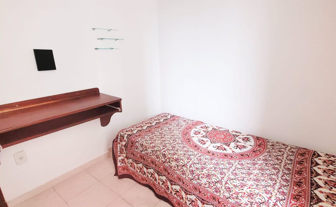 quarto do apartamento centro de ubatuba com uma cama de solteiro