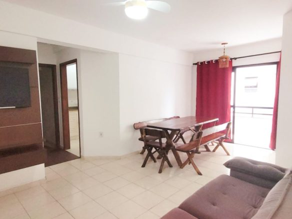 Sala e área de jantar do apartamento de 85 m² no Centro de Ubatuba
