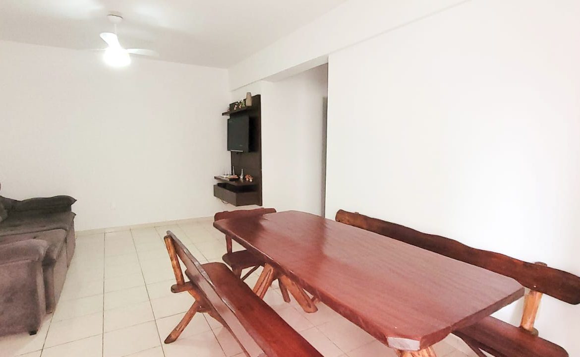 sala de estar com sofá e tv do apartamento do centro de ubatuba