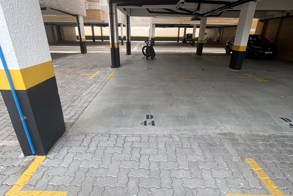 Vagas cobertas de garagem do apartamento