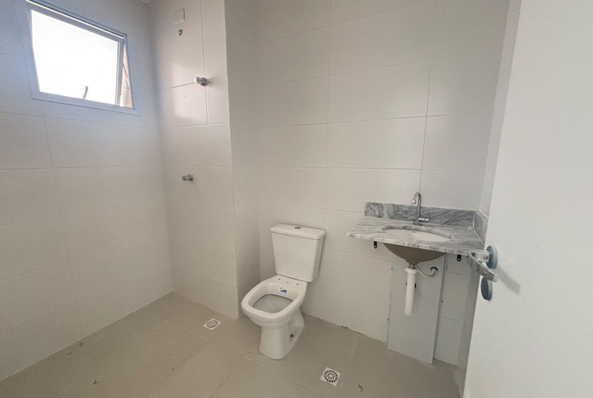Banheiro do apartamento no Itaguá