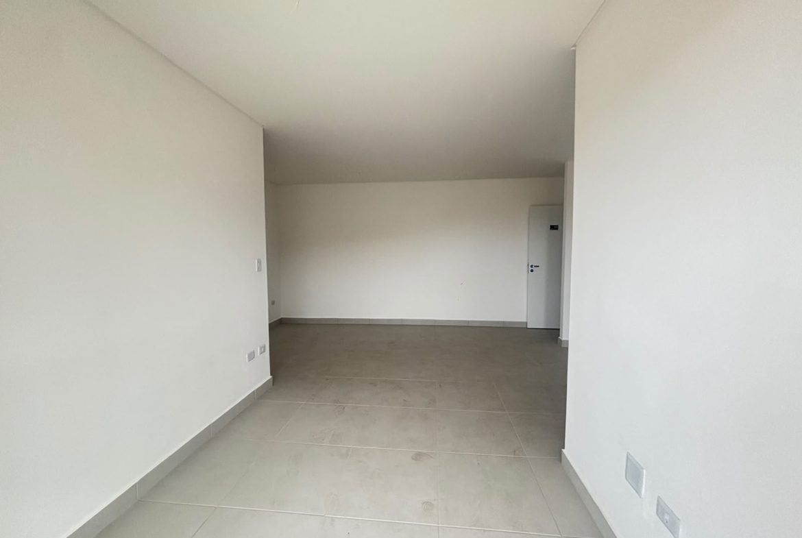 Sala para dois ambientes do apartamento no Itaguá