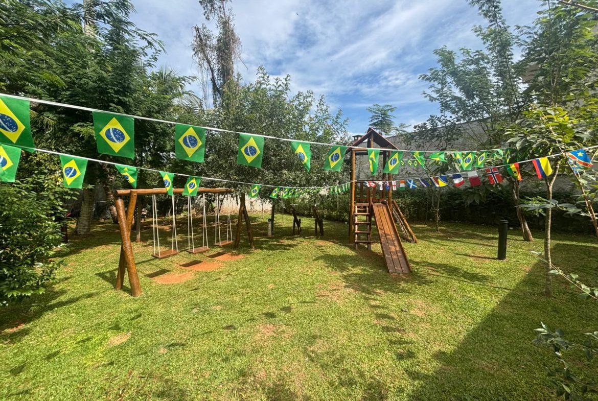 Área kids ao ar livre do condomínio