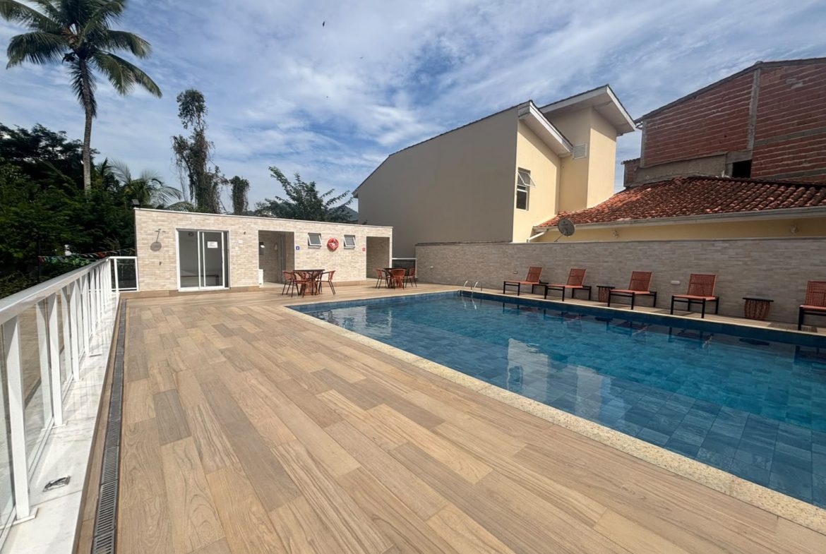 Área da piscina do condomínio