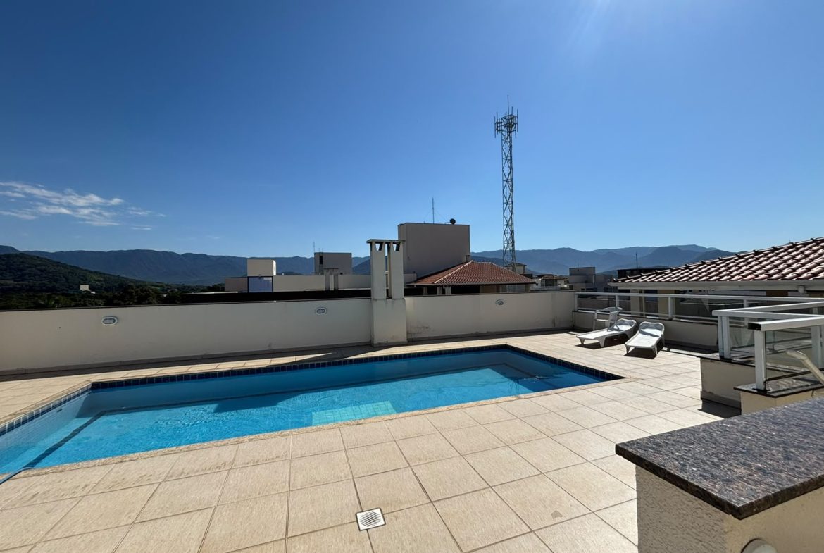 Área da piscina do condomínio com vista para o entorno