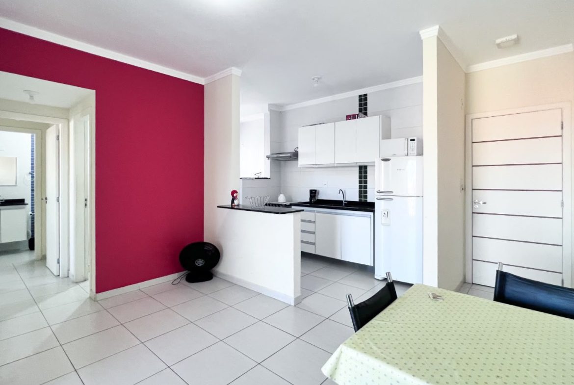 Sala integrada à cozinha do apartamento no Itaguá