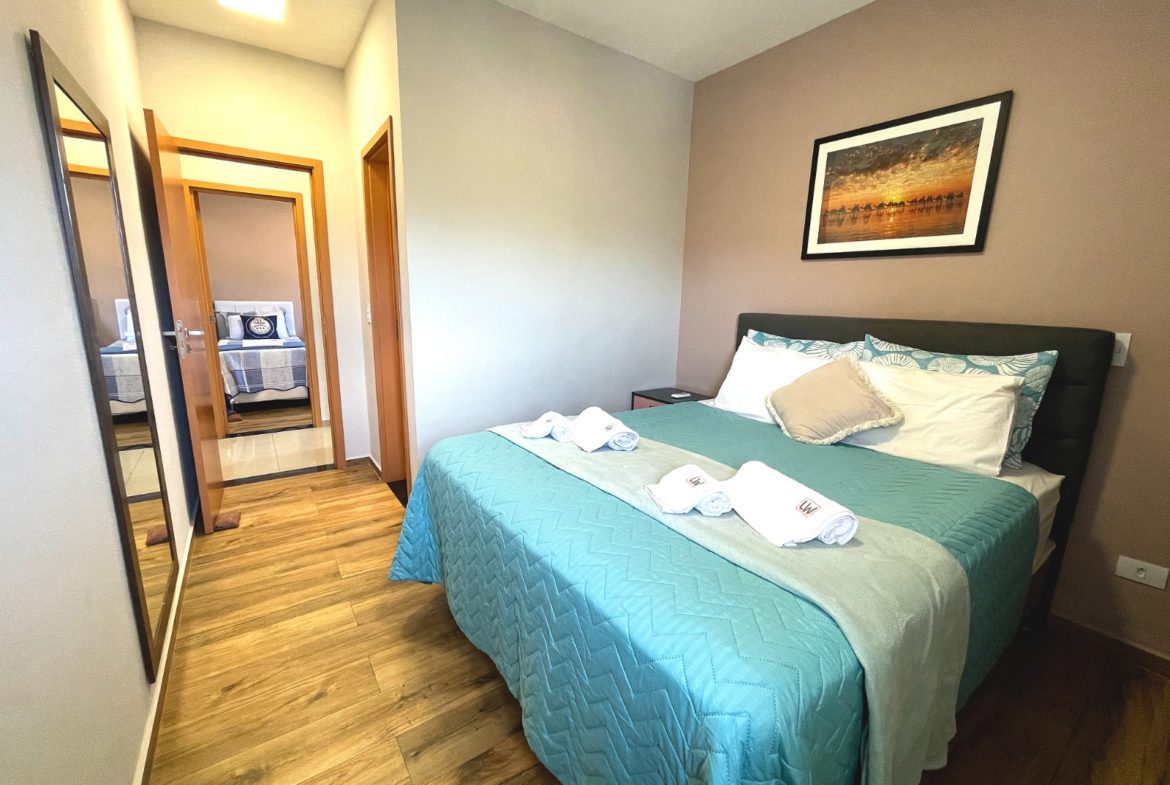 Dormitório mobiliado do apartamento no Centro