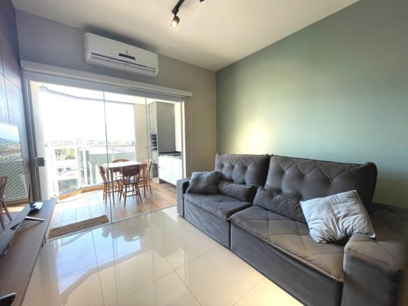 Sala de estar com acesso à varanda do apartamento de 75 m²