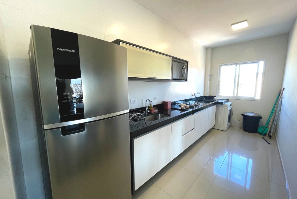 Cozinha planejada do apartamento no Centro de Ubatuba