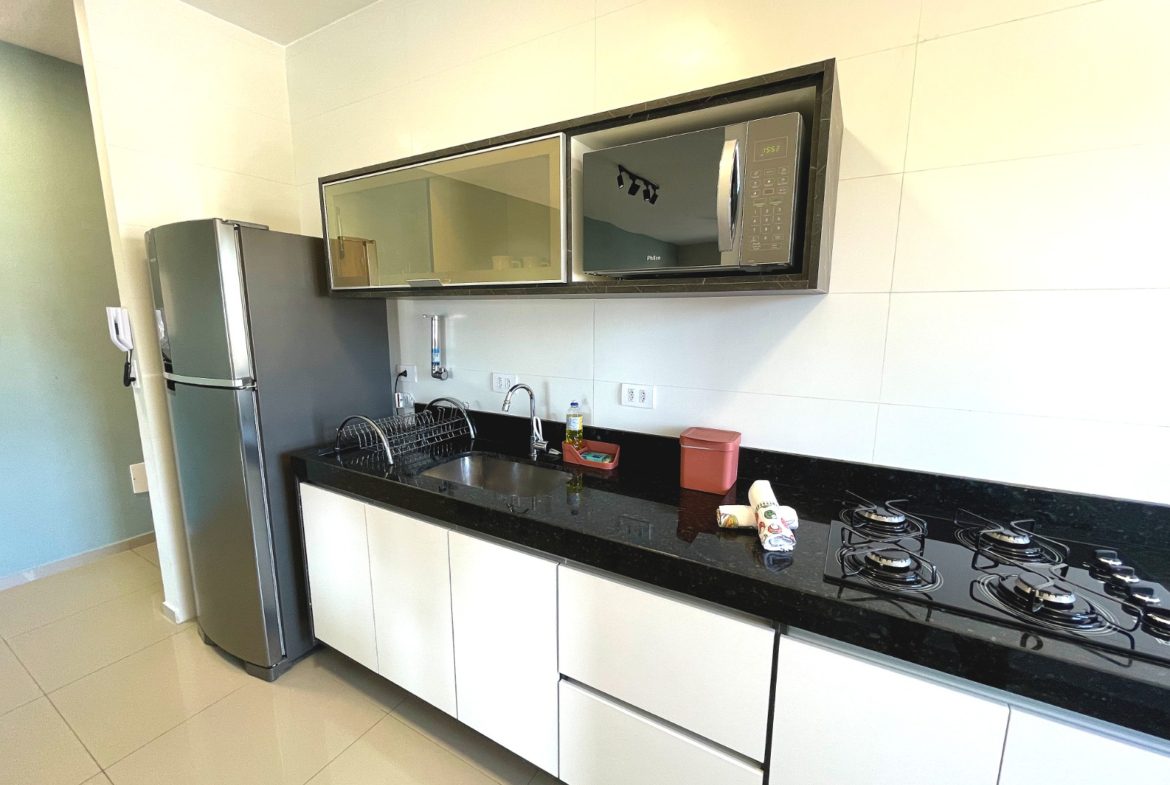 Cozinha com bancada e móveis planejados