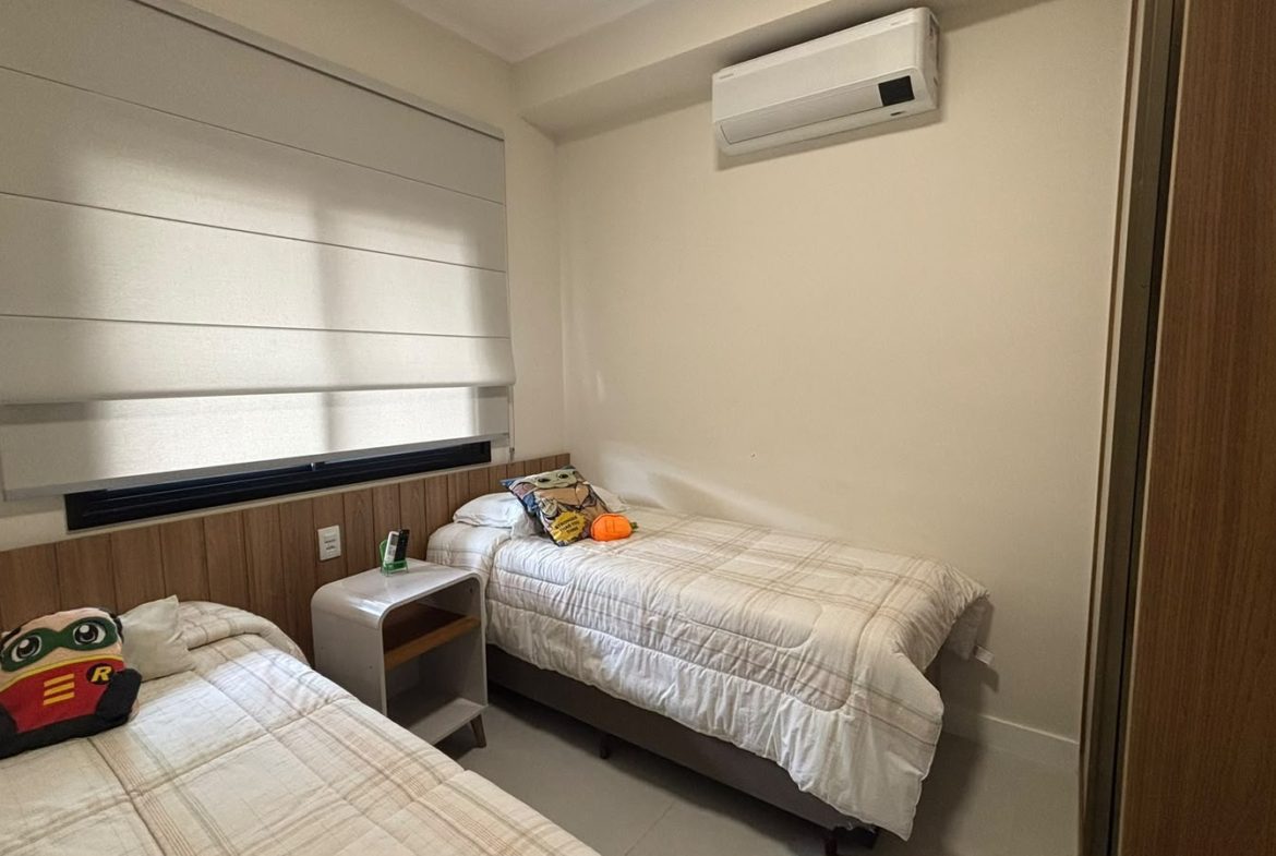 Dormitório climatizado do apartamento na Enseada