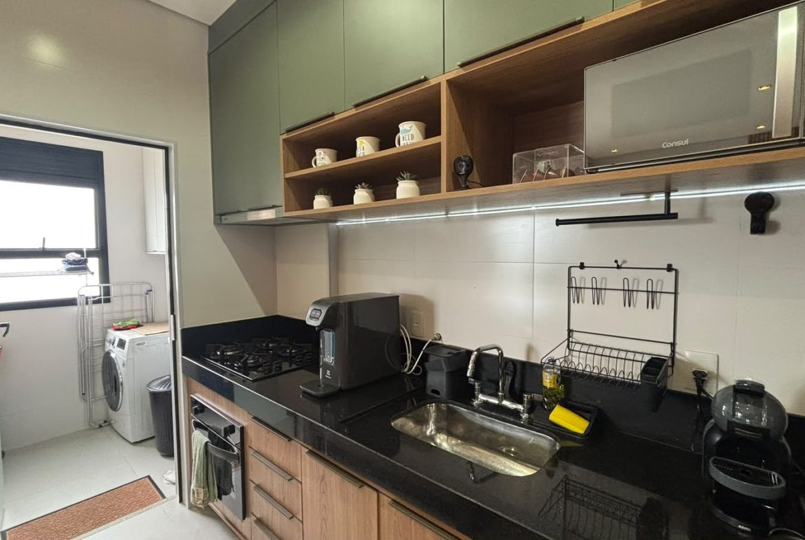 Cozinha com bancada e móveis planejados