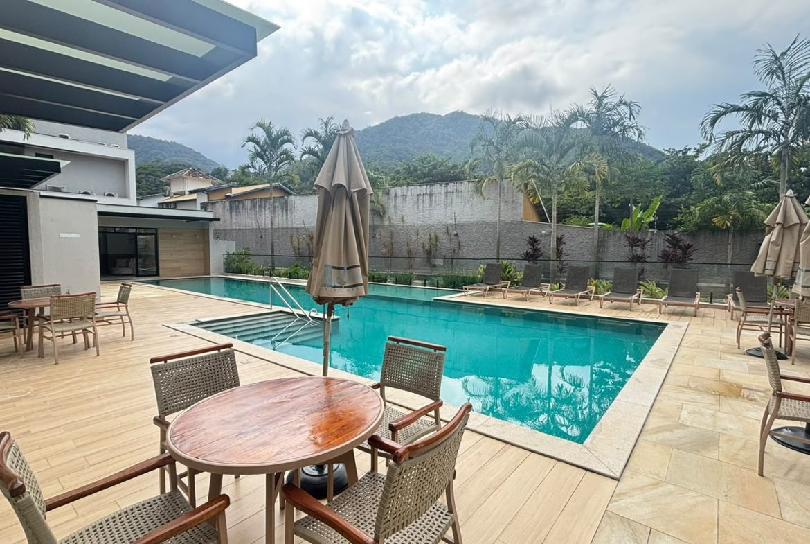 Área da piscina e deck do condomínio