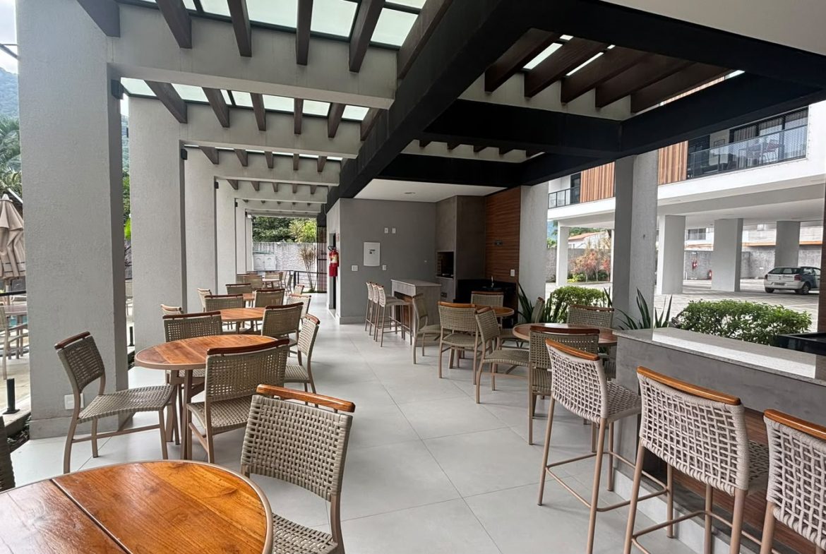 Espaço gourmet e área de convivência do condomínio