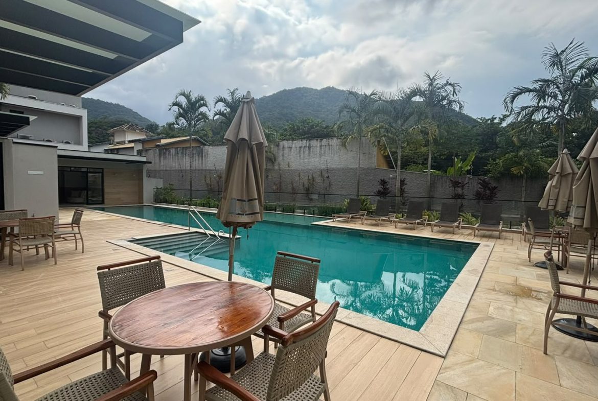 Piscina e área de lazer do condomínio