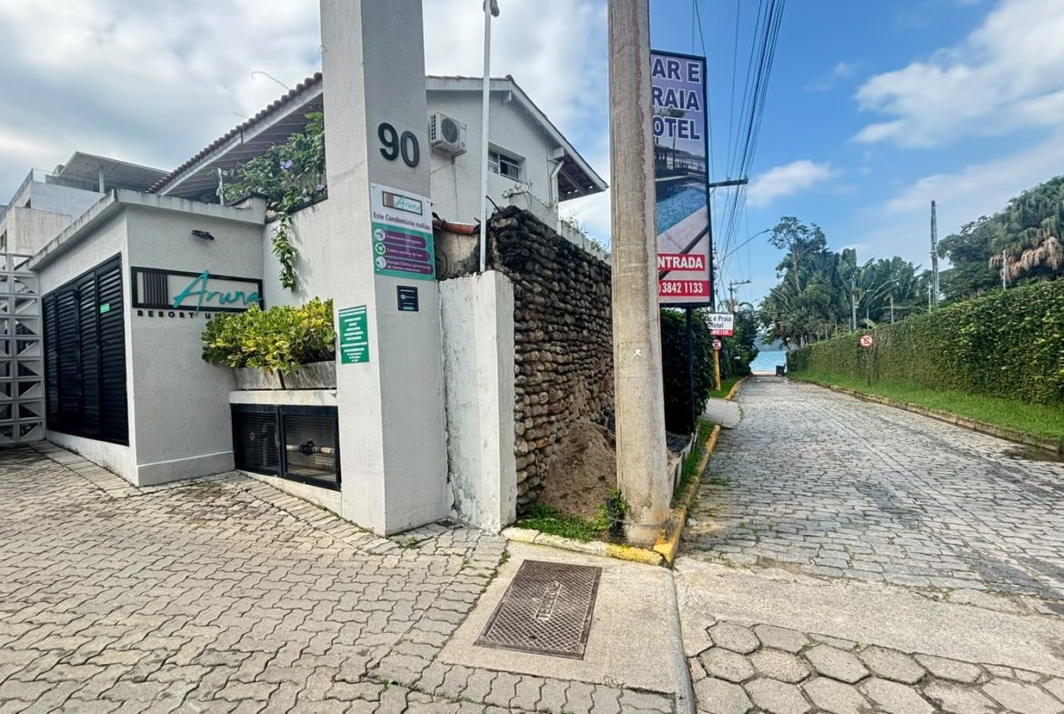 Entrada do condomínio próximo à Praia da Enseada