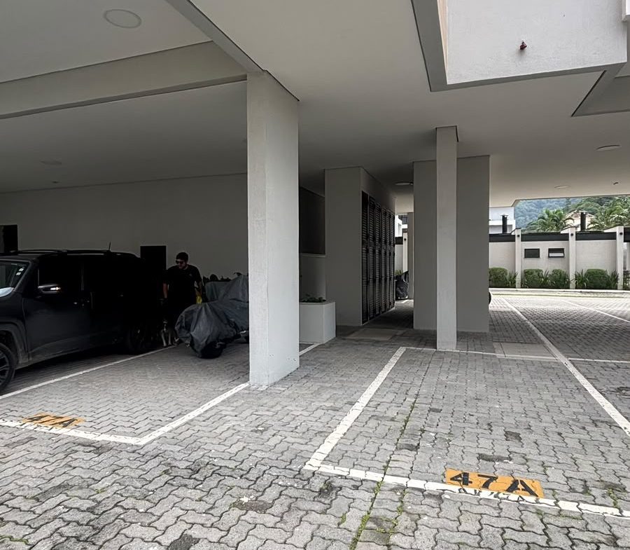 Vagas cobertas de garagem do apartamento