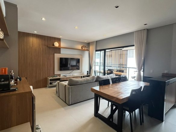 Sala de jantar e cozinha do apartamento de 110 m² na Enseada