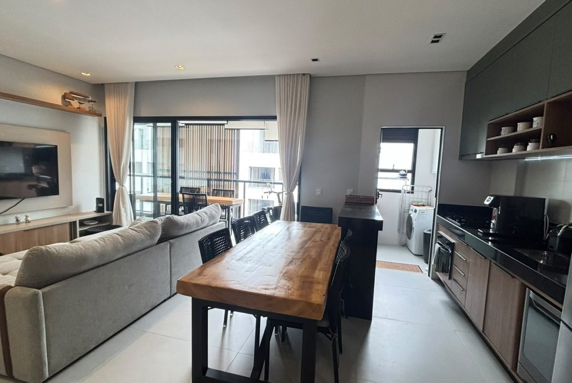 Sala integrada à área de jantar do apartamento