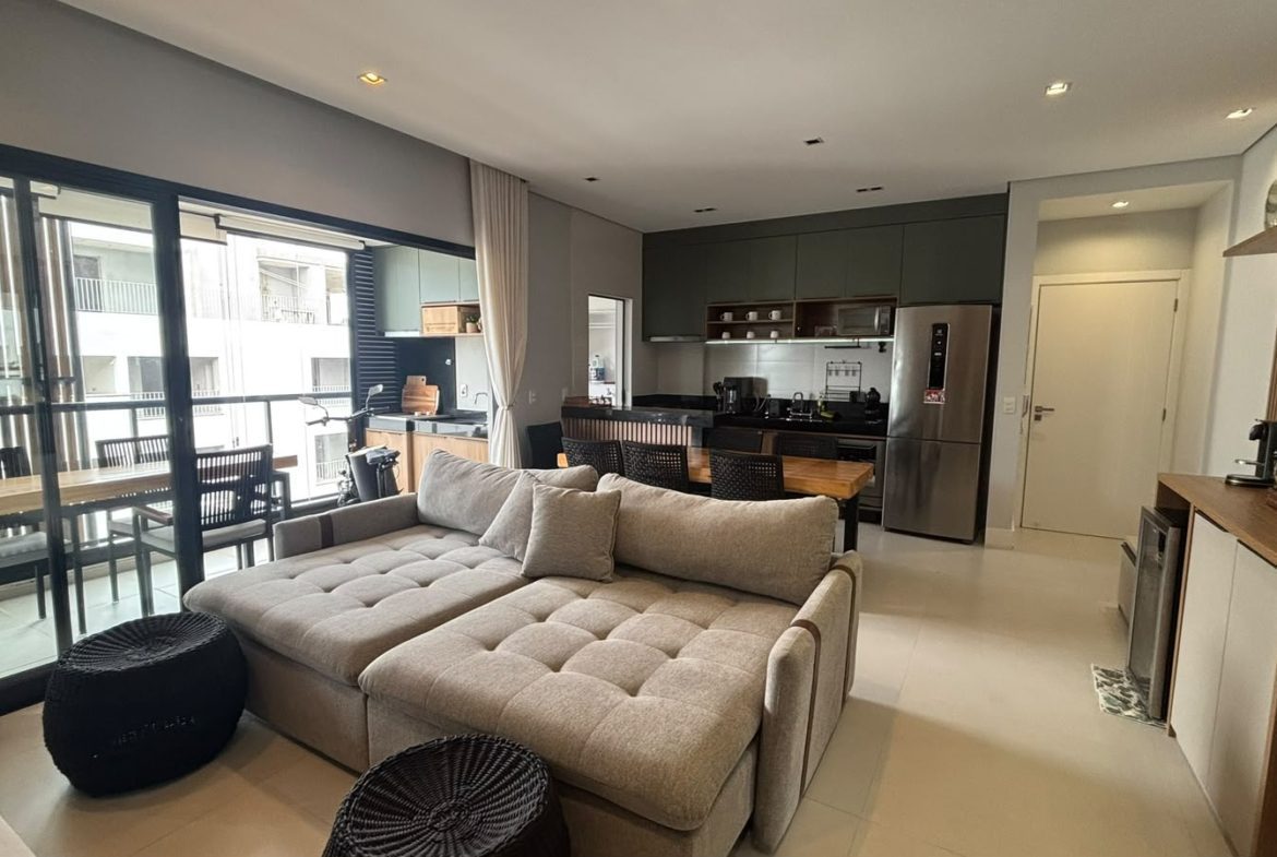 Sala de estar do apartamento próximo à Praia da Enseada
