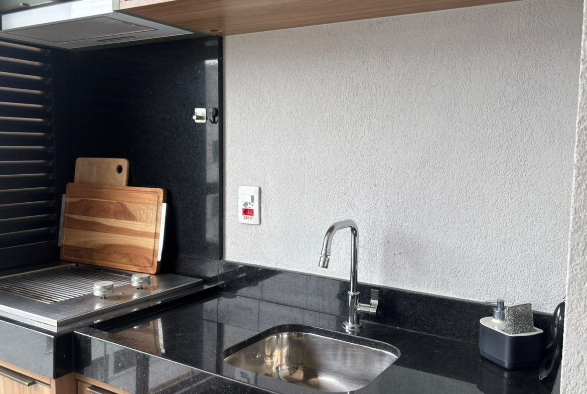 Área gourmet com churrasqueira do apartamento