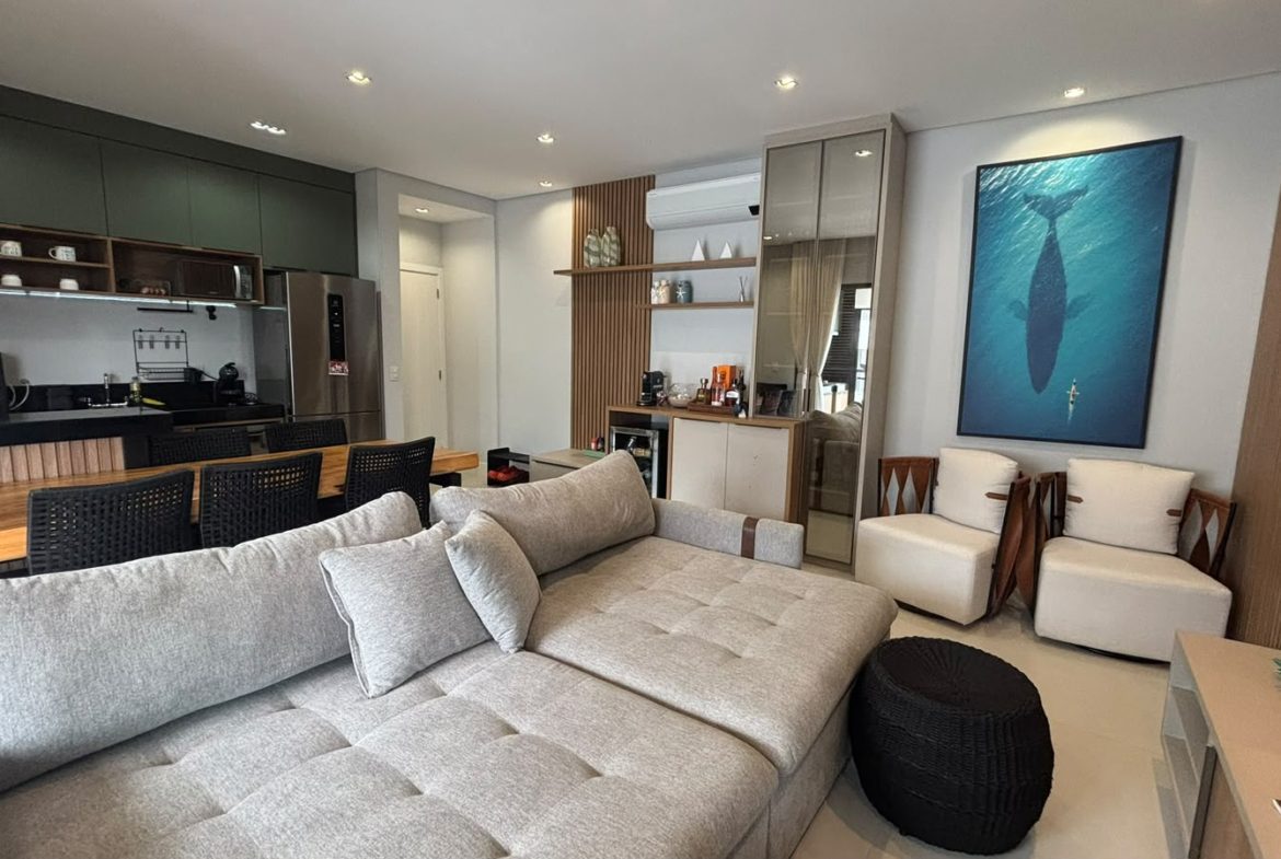 Sala de estar mobiliada do apartamento na Enseada