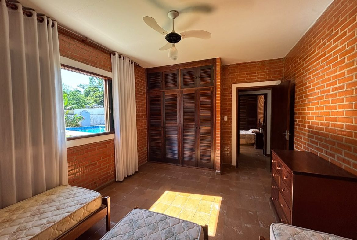 Quarto com janela voltada para a área externa