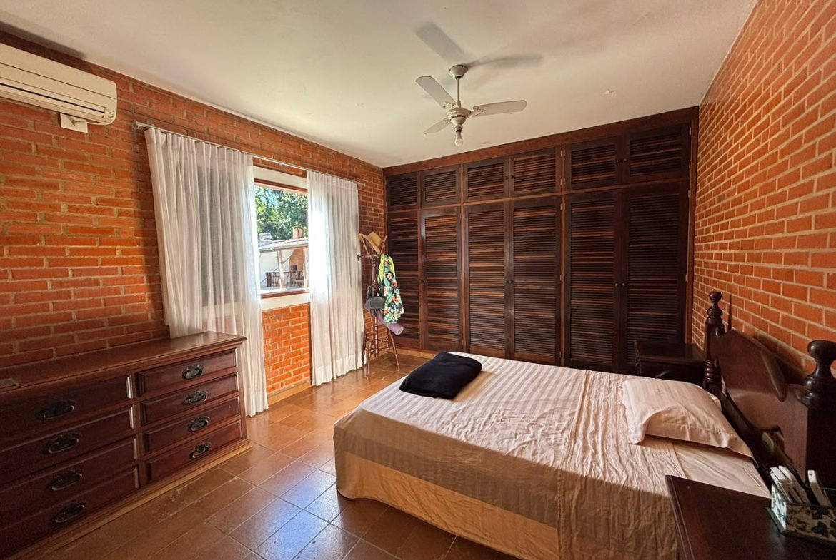 Quarto com armários de madeira