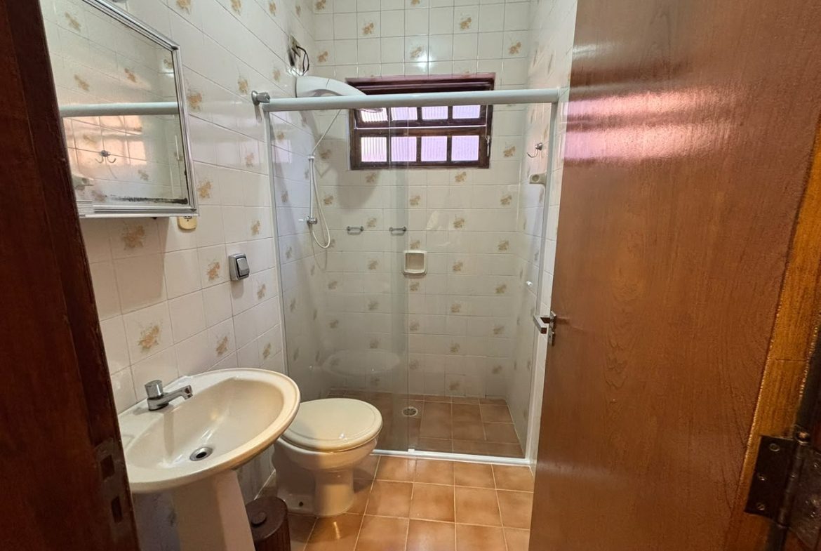 Banheiro com box da residência