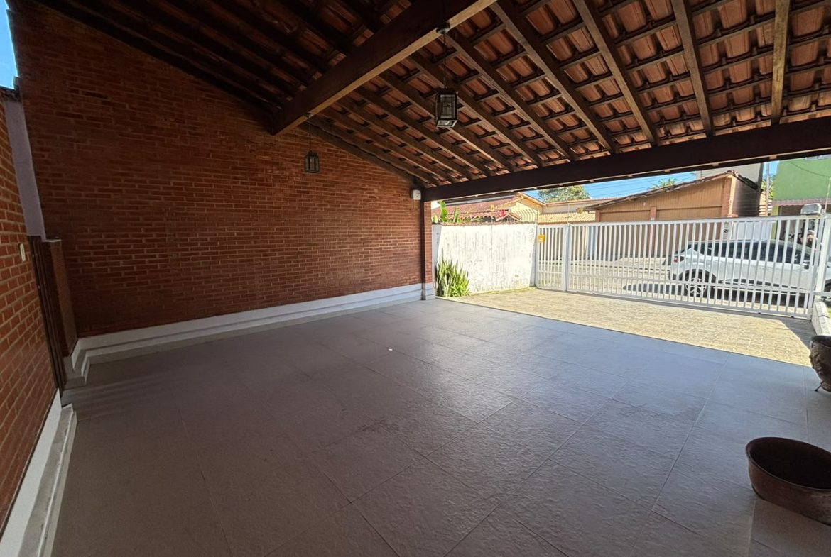 Área coberta da garagem da casa