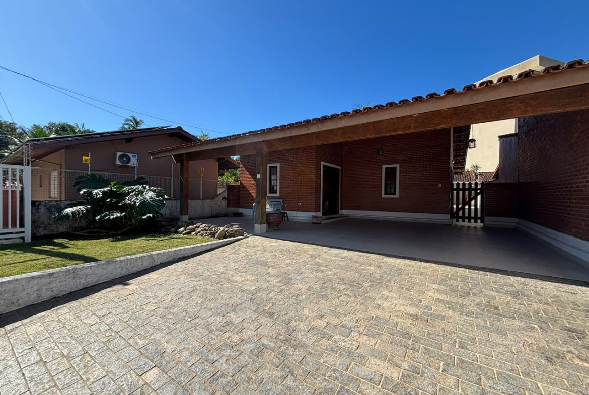 Fachada interna e pátio da casa