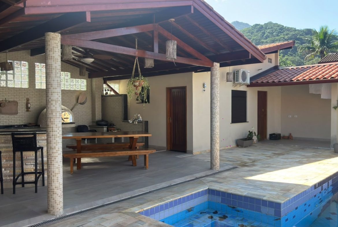 Área externa com piscina privativa no Condomínio Park Hills