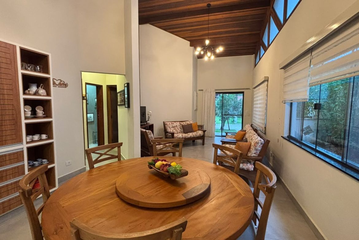 Sala de estar da casa com 4 suítes no Park Hills