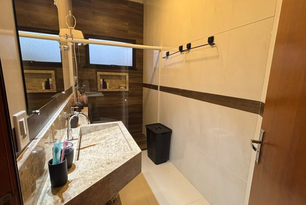 Banheiro da residência com bancada e chuveiro
