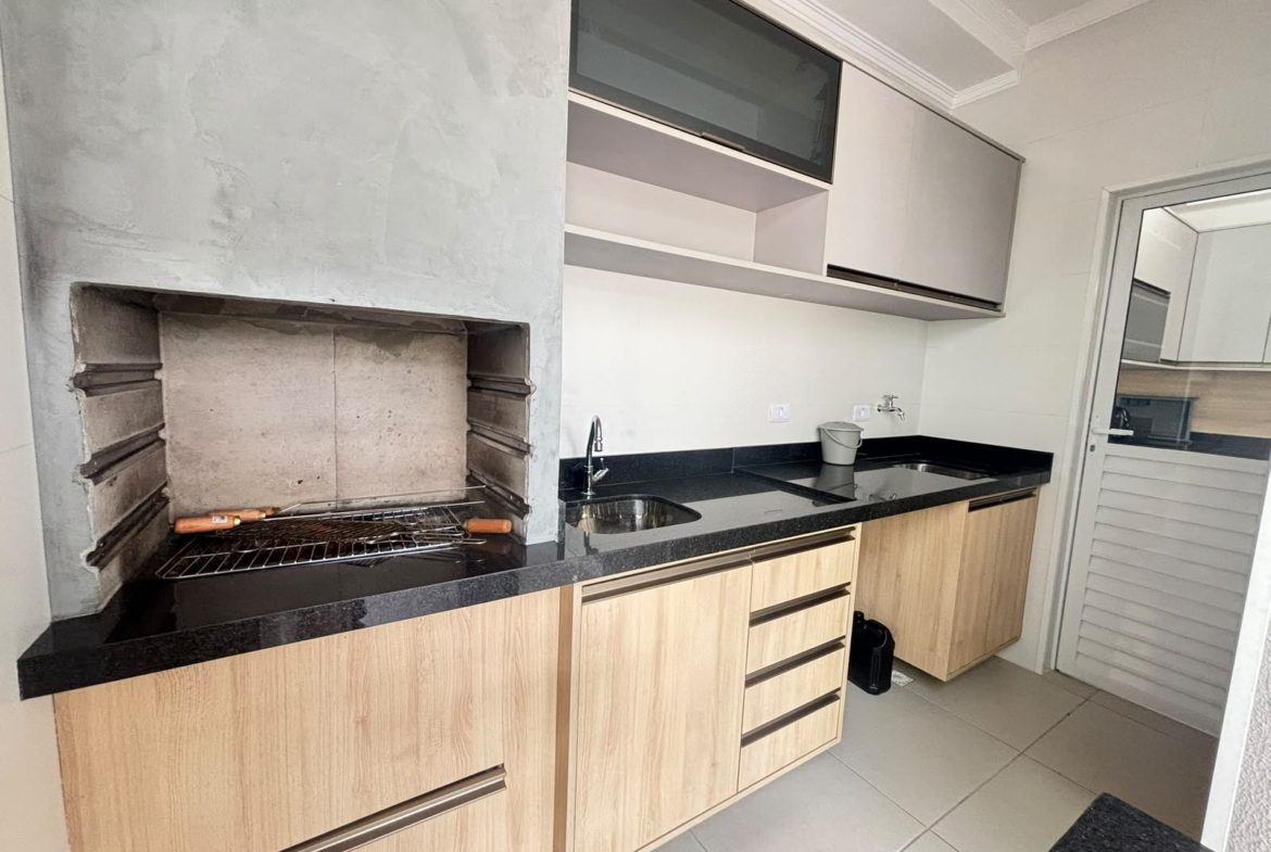 Cozinha planejada da cobertura no Perequê-Açu